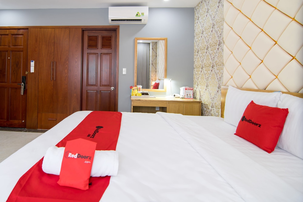 RedDoorz Plus near Tan Son Nhat airport 2 8/50