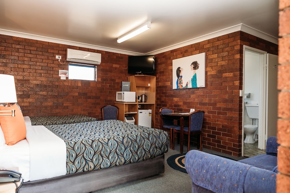 Country Pathfinder Motor Inn 23/47