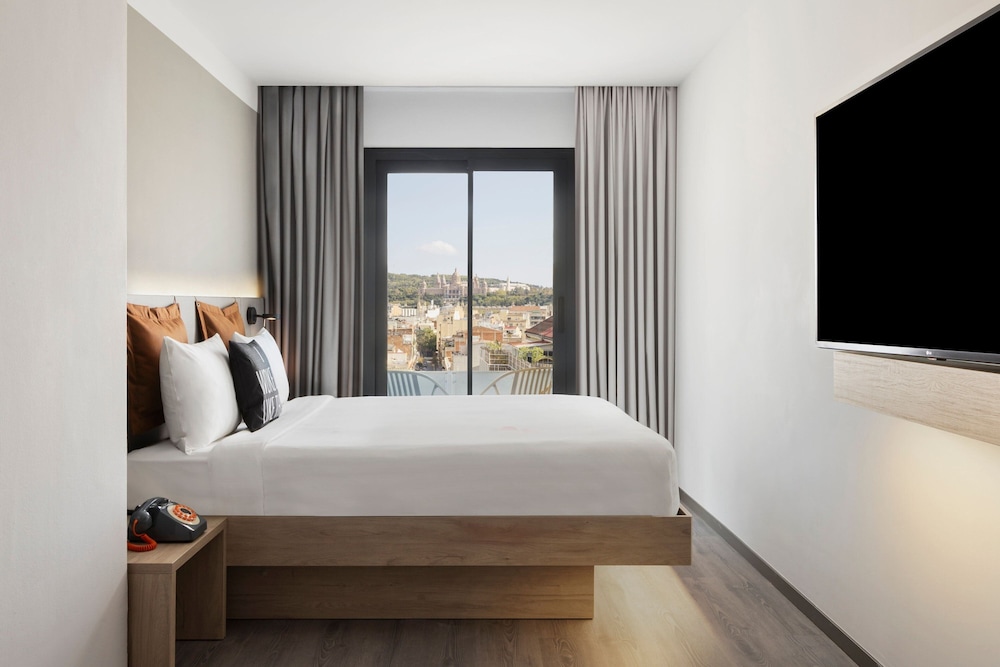 Room at Moxy Barcelona, BARCELONA