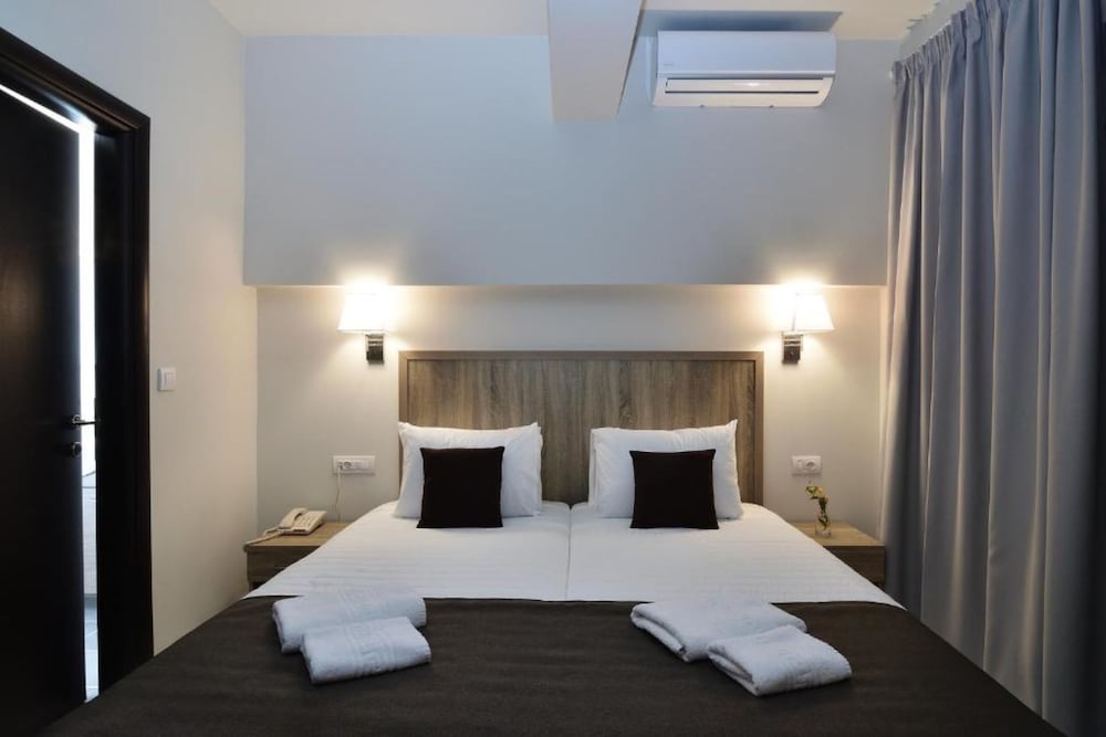 Carisa Suites and Apartments 8/50
