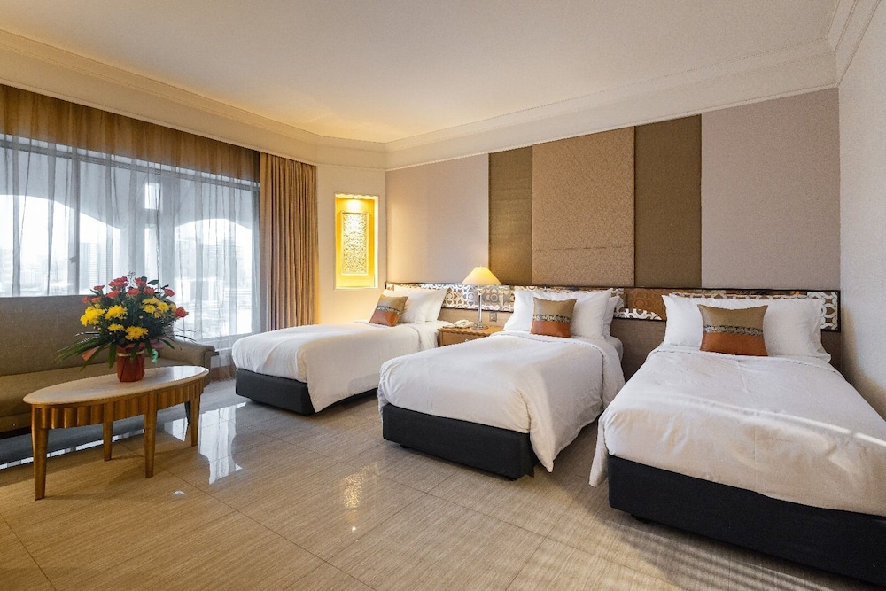 Indra Regent Hotel 26/82