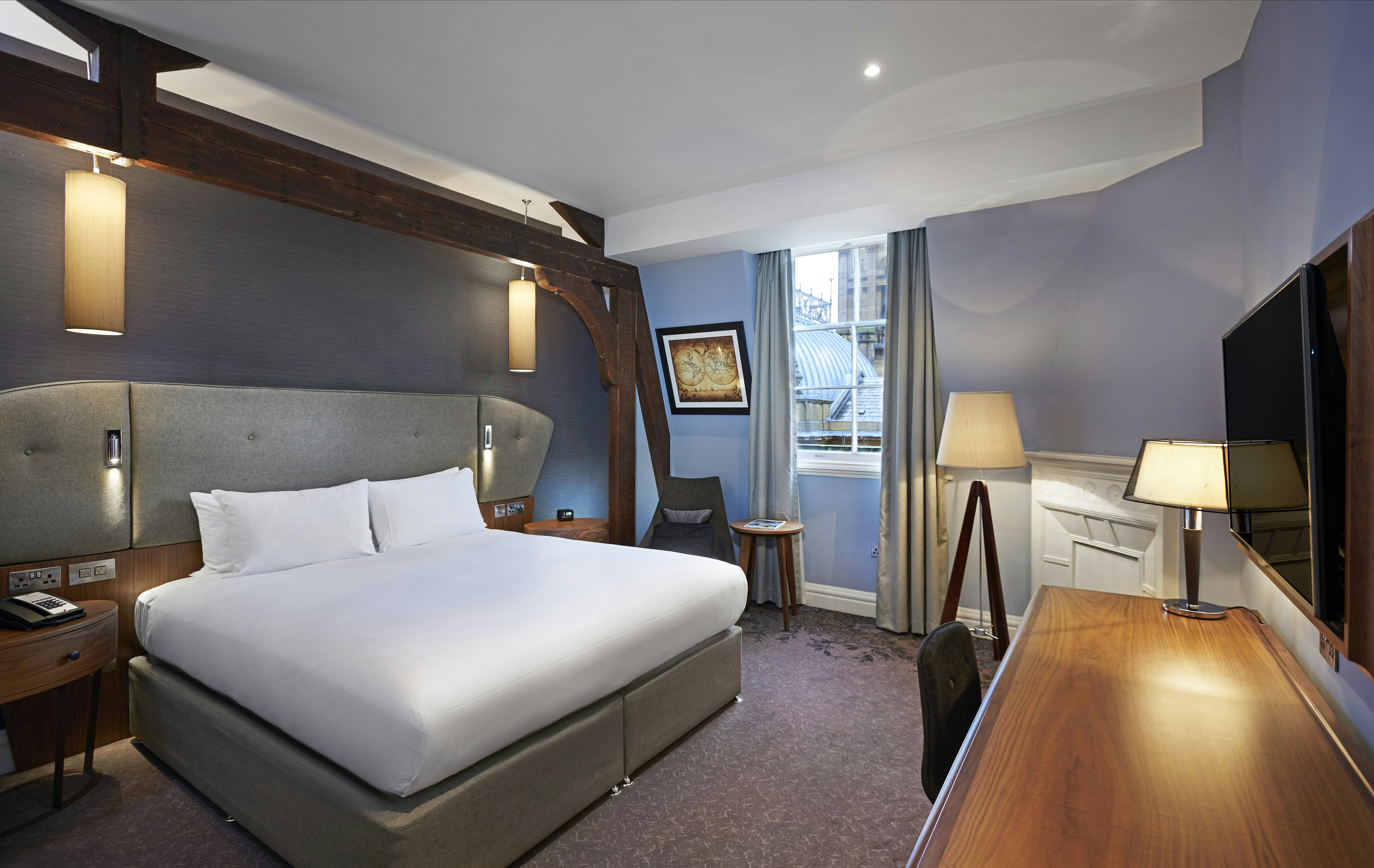 DELUXE, KING BED