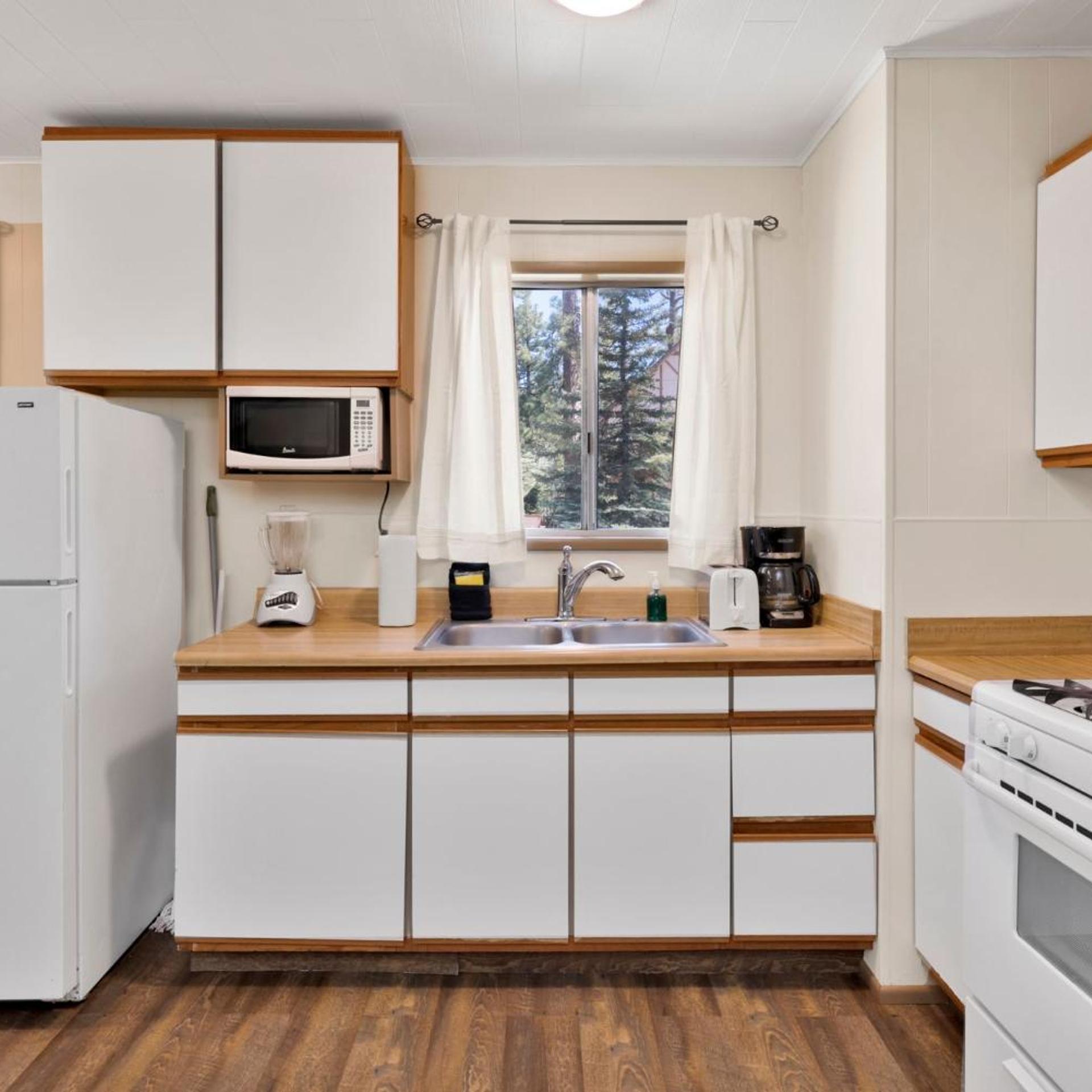 Twin Pines Family Cabin by Big Bear Vacations 4/28
