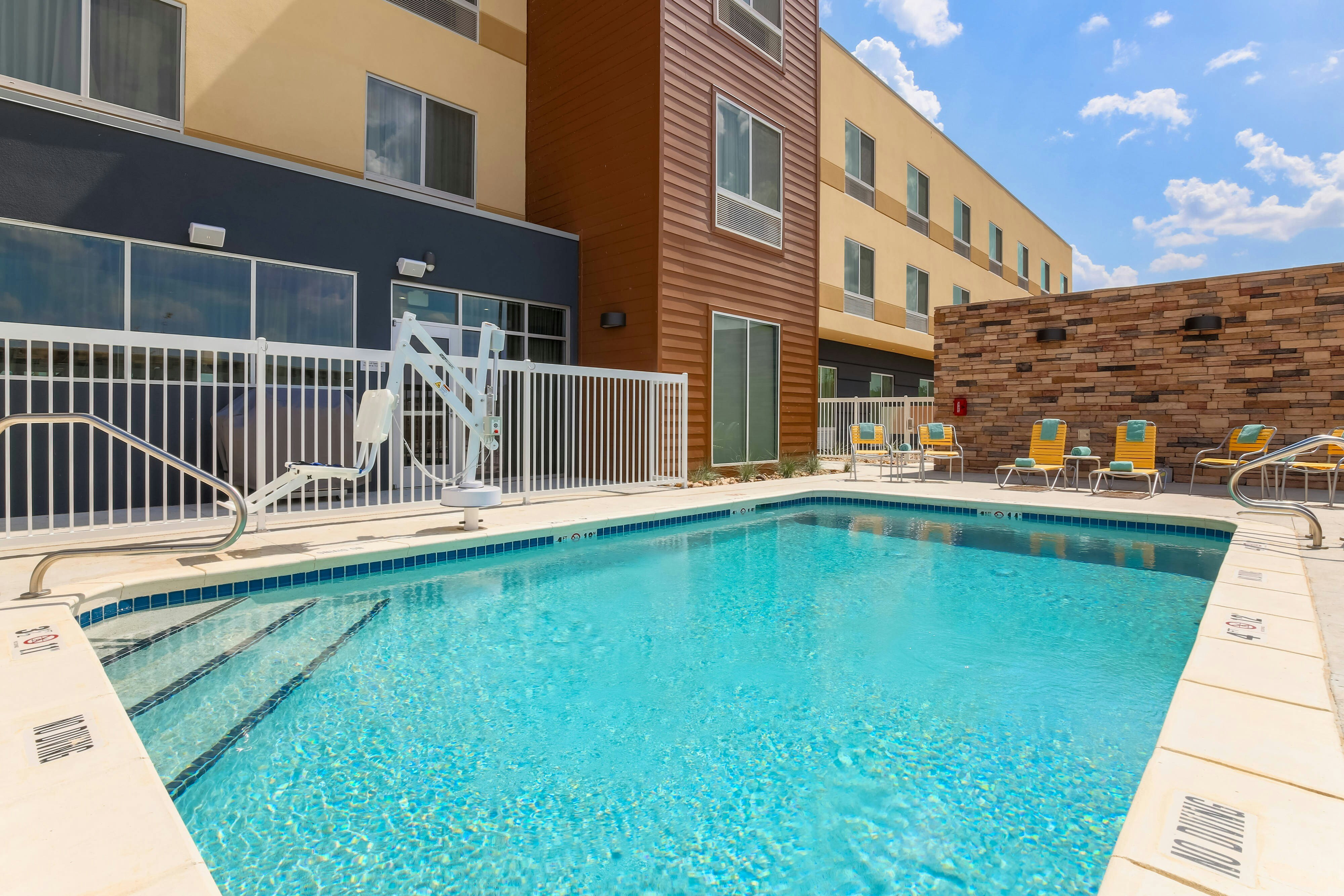 FAIRFIELD INN & SUITES COTULLA 10/10