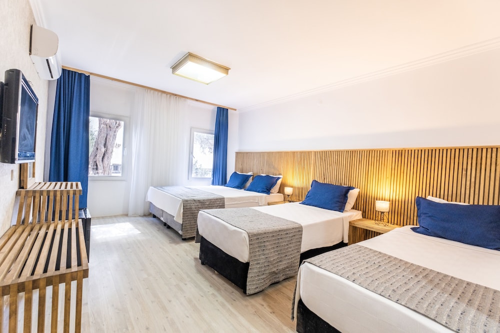 ROOM, QUADRUPLE