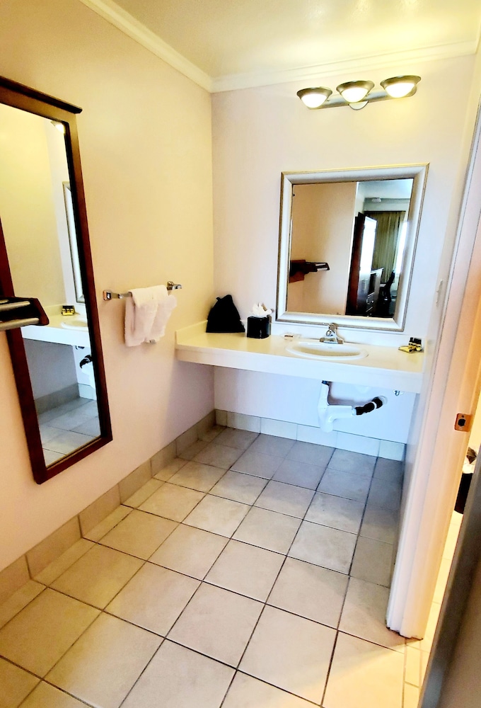 Best Western Plus Northwoods Inn 2/80