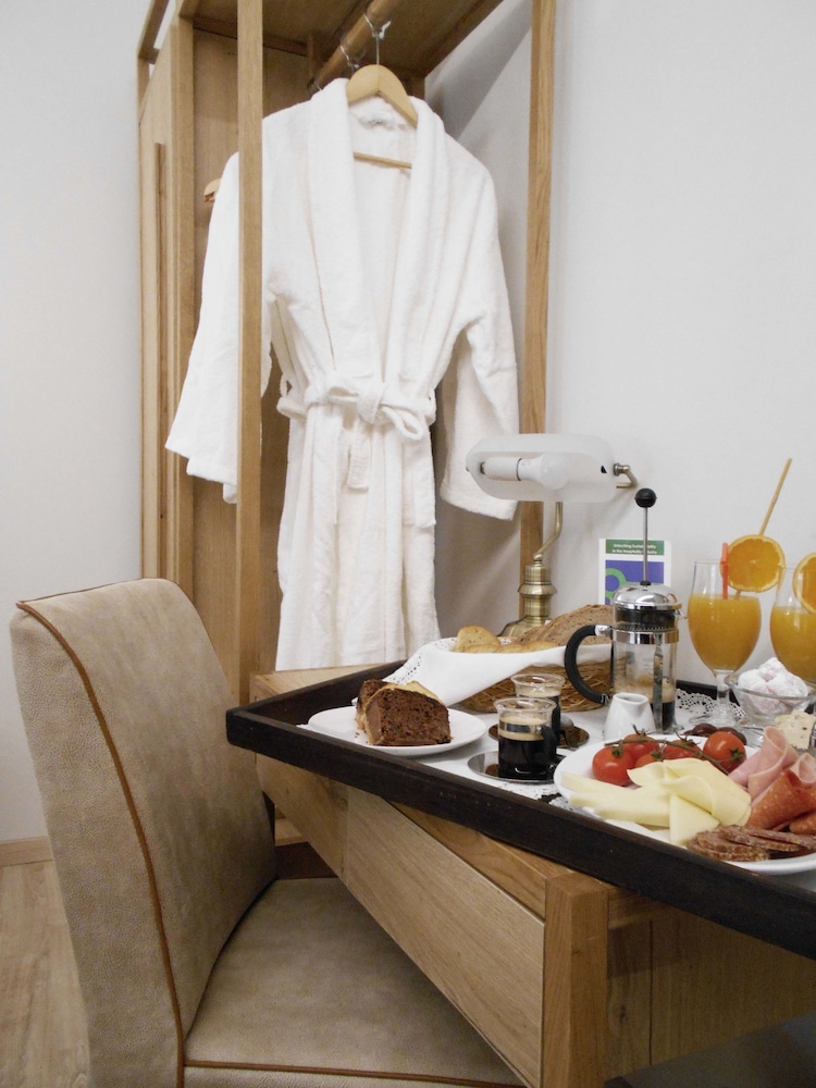 ANASTAZIA LUXURY SUITES & ROOMS 60/70