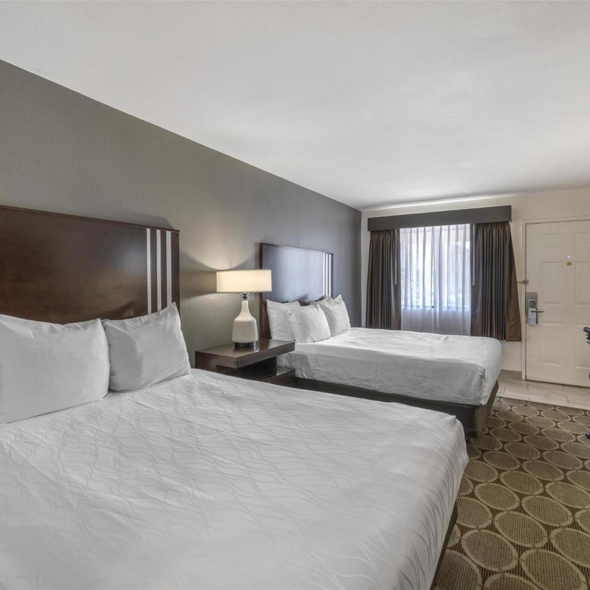 غرفة بسرير كينج وسريرين كوين، Best Western Pahrump Oasis 2/10