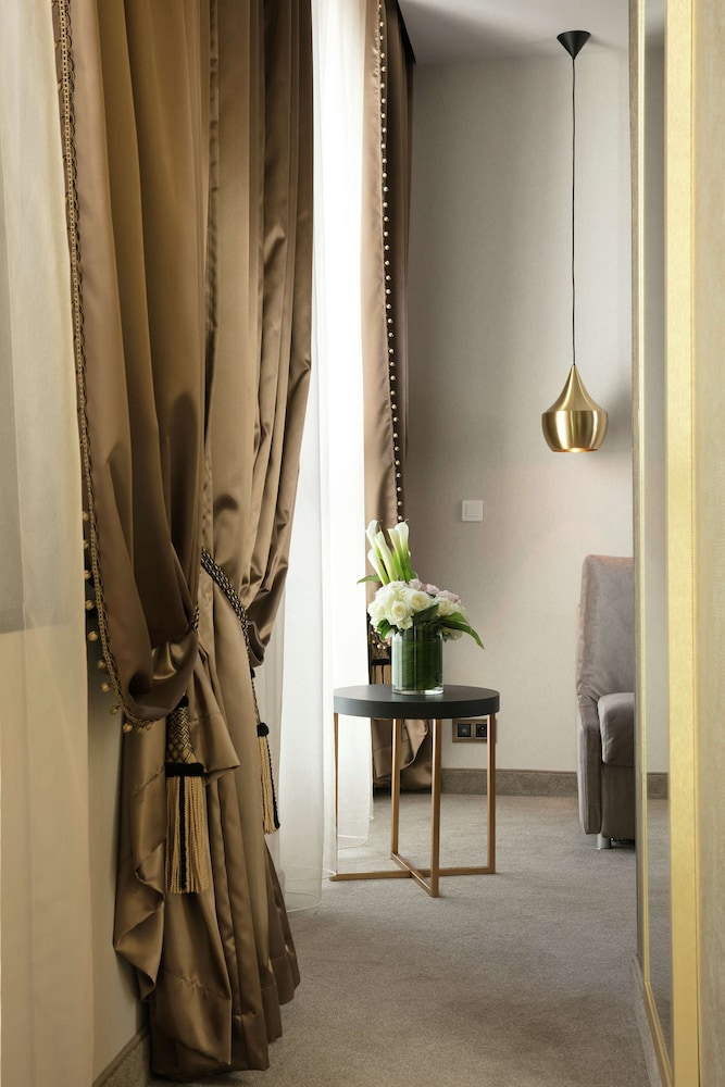 Niepce Paris Curio Collection By Hilton 23/39