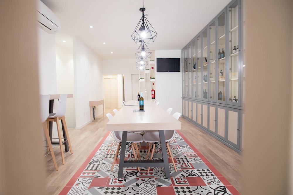 Almada Wine House 24/37