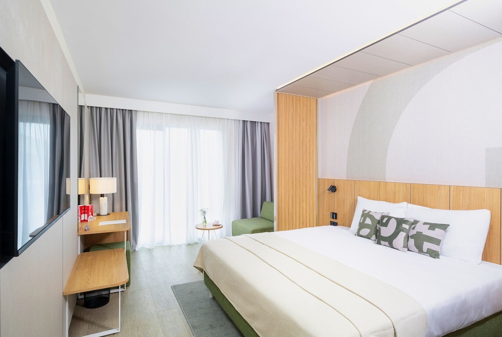 Classic, King Bed, with Extra Bed, Park Side, Balcony