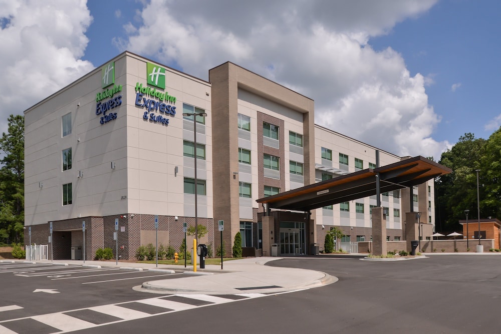 Holiday Inn Express & Suites Charlotte Ballantyne 6/46
