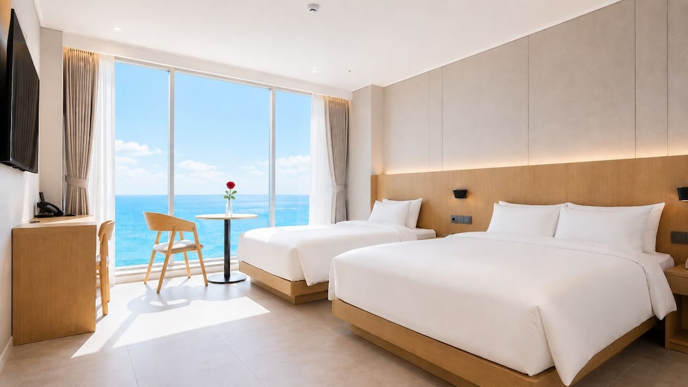 غرفة عائلية بسريرين منفصلين بإطلالة على البحر، Hotel Laon 7/10