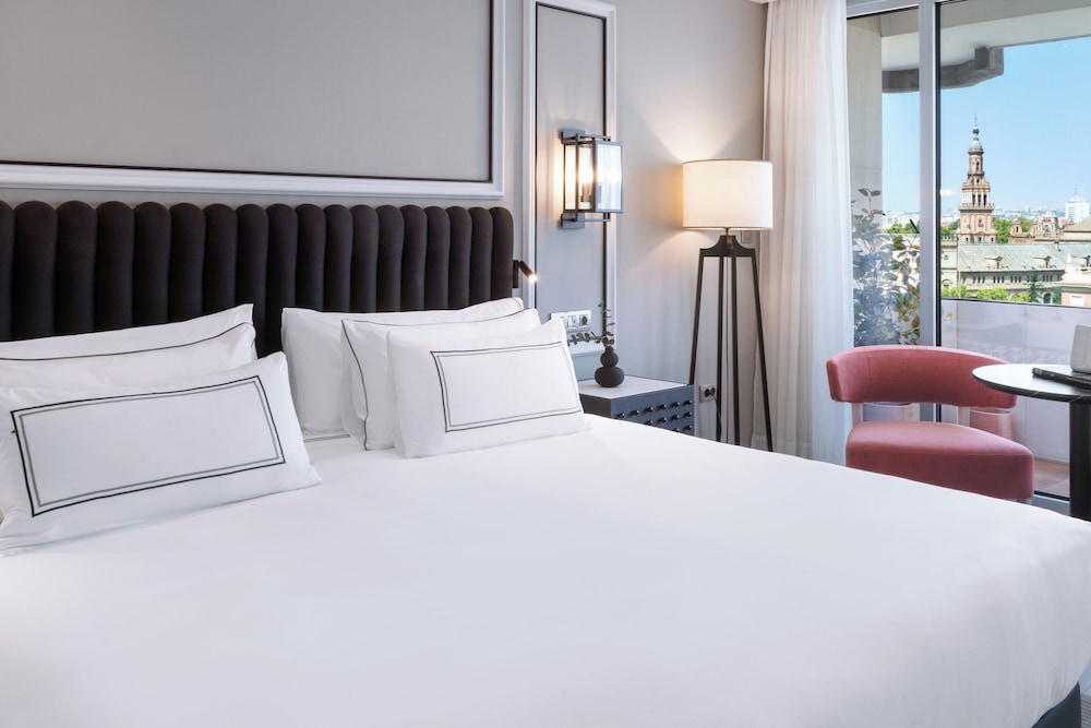 2 Bedrooms, the Level, Premium, King Bed