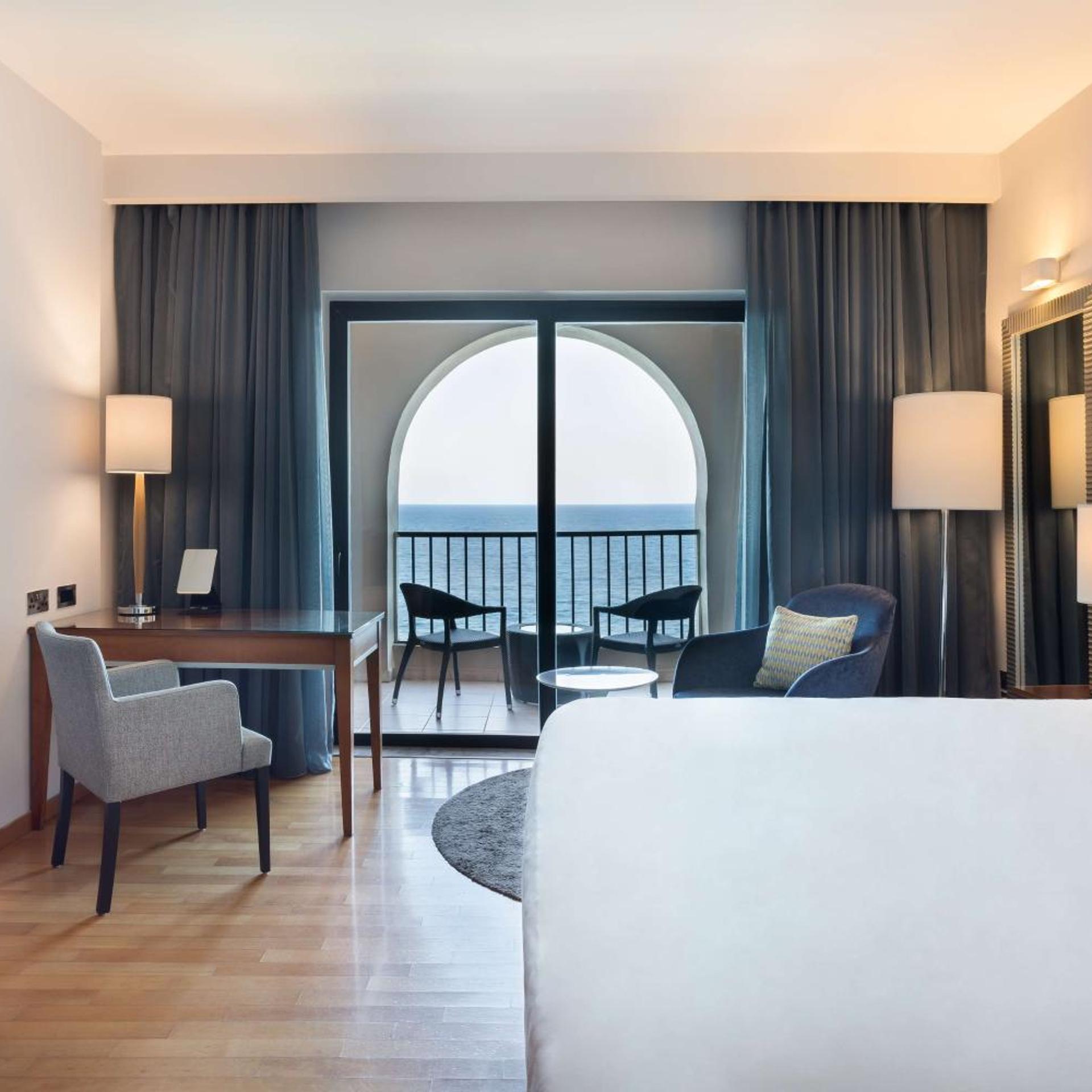 غرفة عائلية بسرير مزدوج بإطلالة على البحر بشرفة، Radisson Blu Resort Malta St Julians 4/6