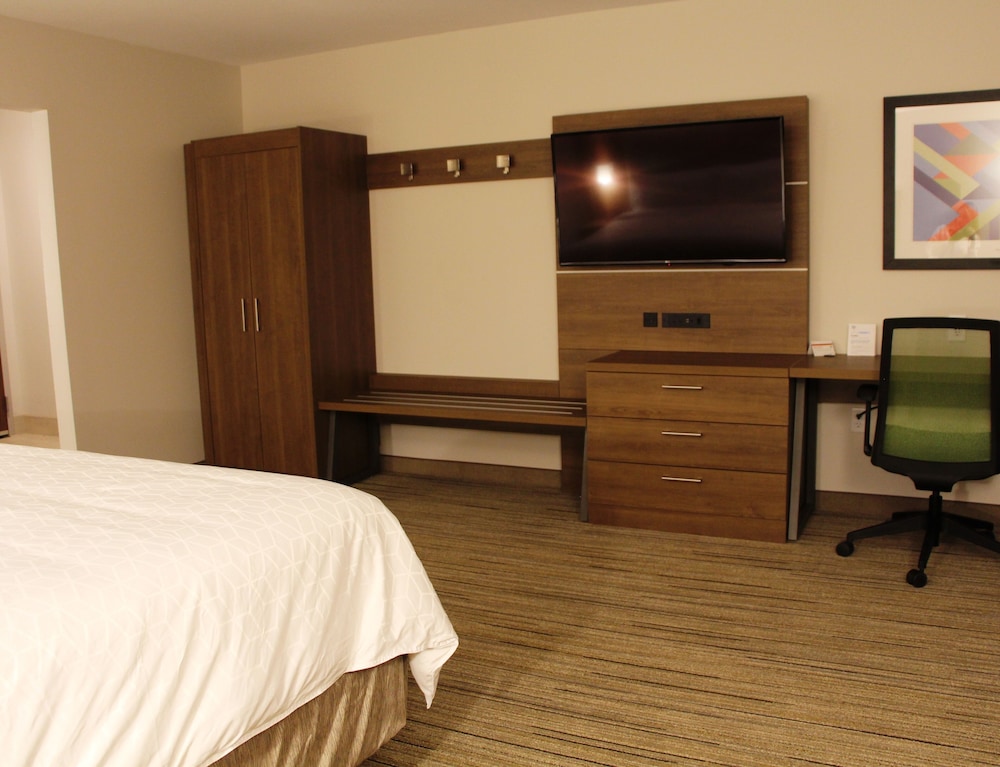Holiday Inn Express & Suites Phoenix - Airport North 20/71