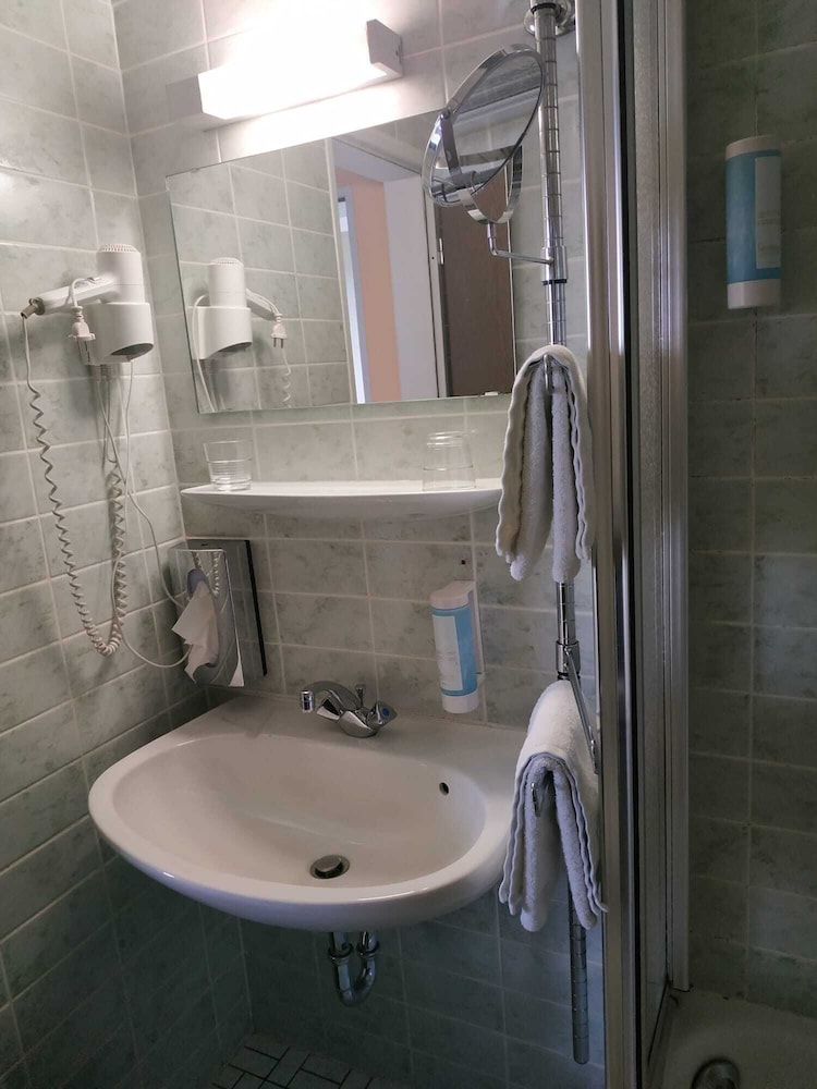 Compact, Double or Twin Bed, No Balcony 5/6