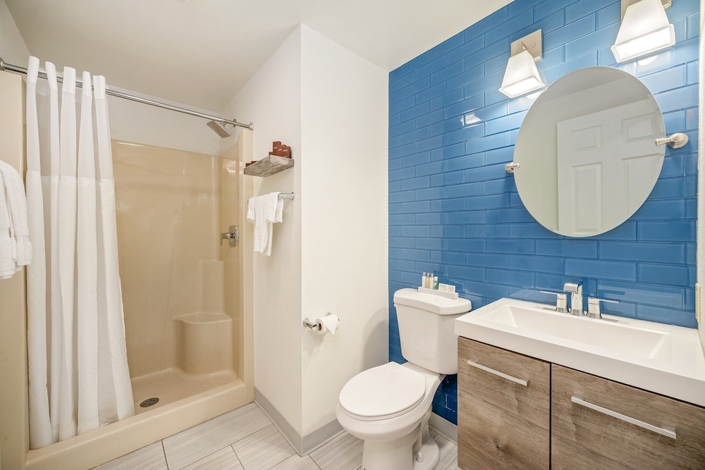 Founder's Brook Motel & Suites 44/48