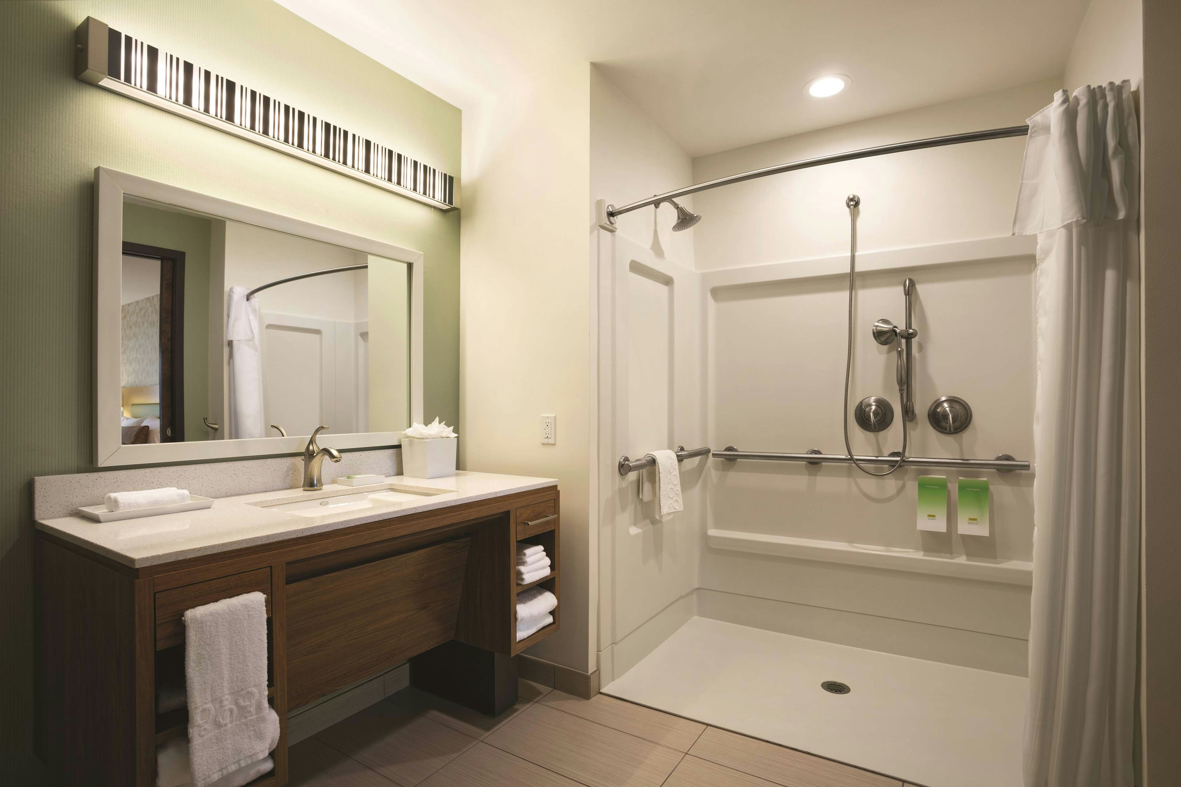 Home2 Suites by Hilton New York Long Island City/ Manhattan View 50/50