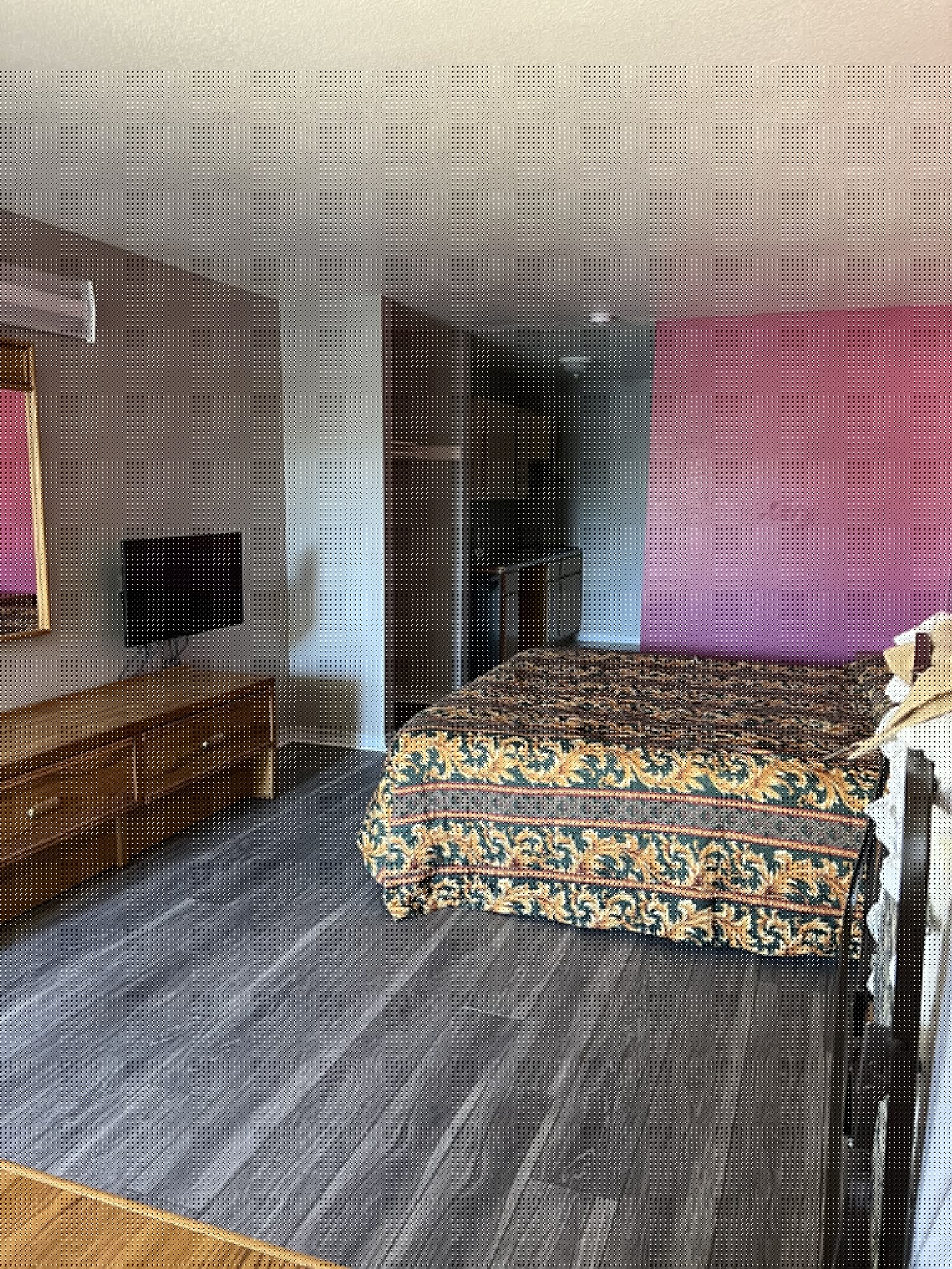 ROOM, KING BED, KITCHENETTE