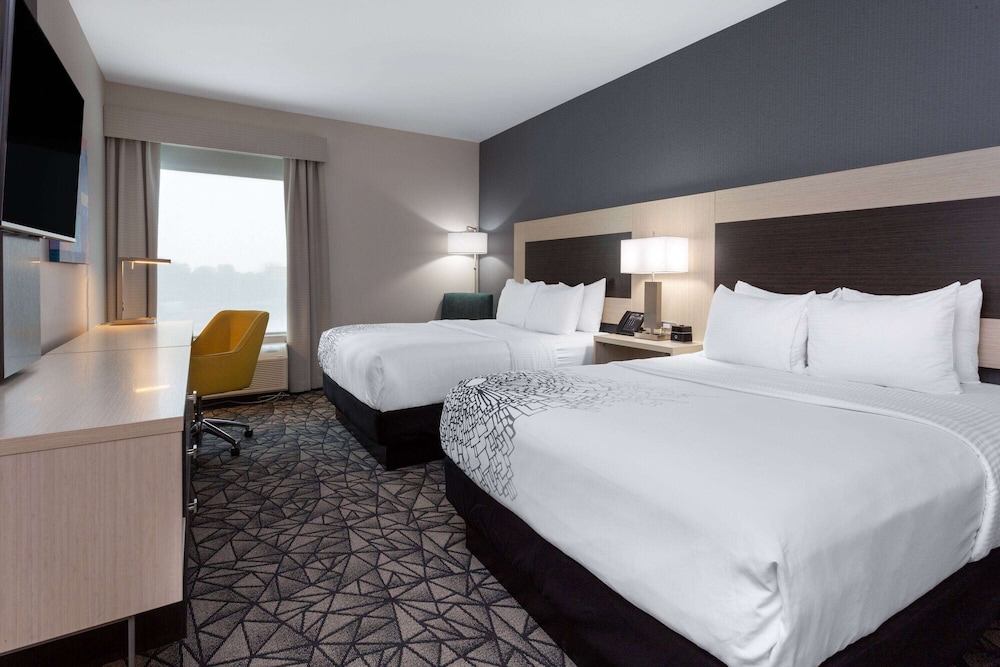 La Quinta Inn & Suites by Wyndham Shorewood 9/40