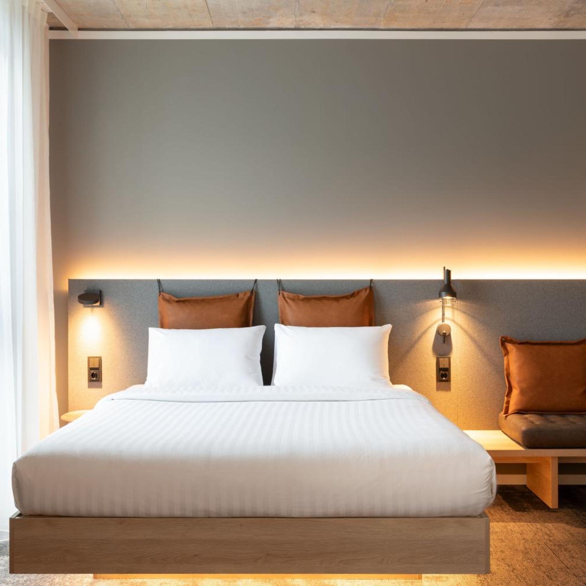 Moxy, Queen Bed