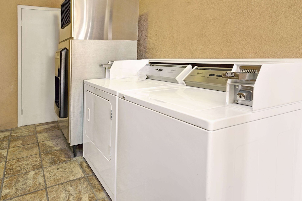 Days Inn & Suites by Wyndham Santa Rosa 6/30