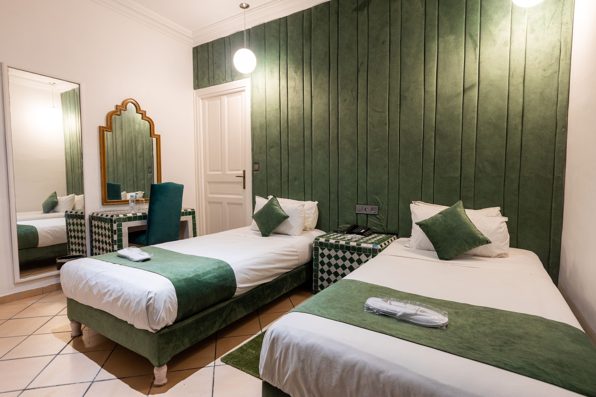 ROOM, DOUBLE BED