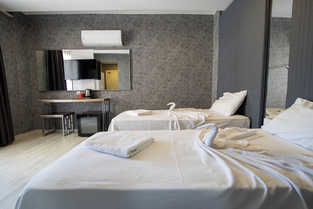 Emilia Hotel 30/88