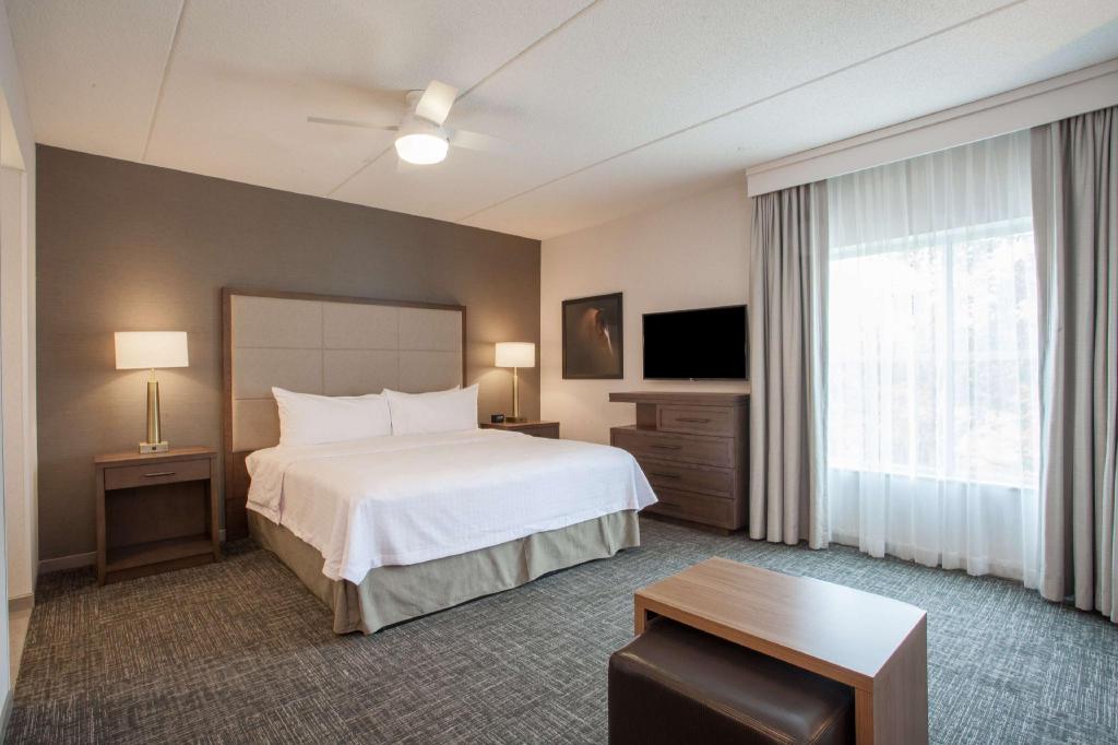 Studio, King Bed, Accessible