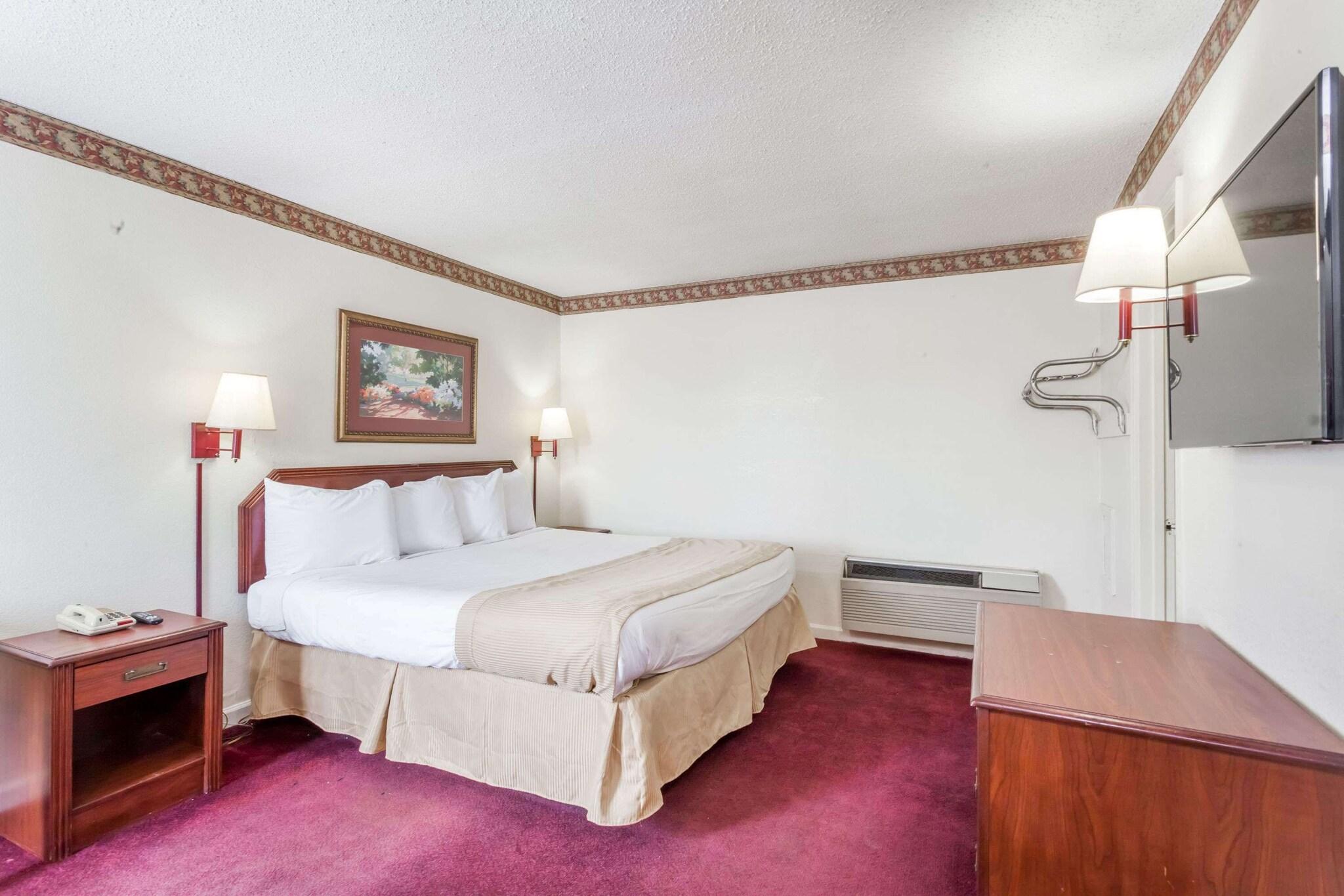 Knights Inn Hurricane Mills 17/29