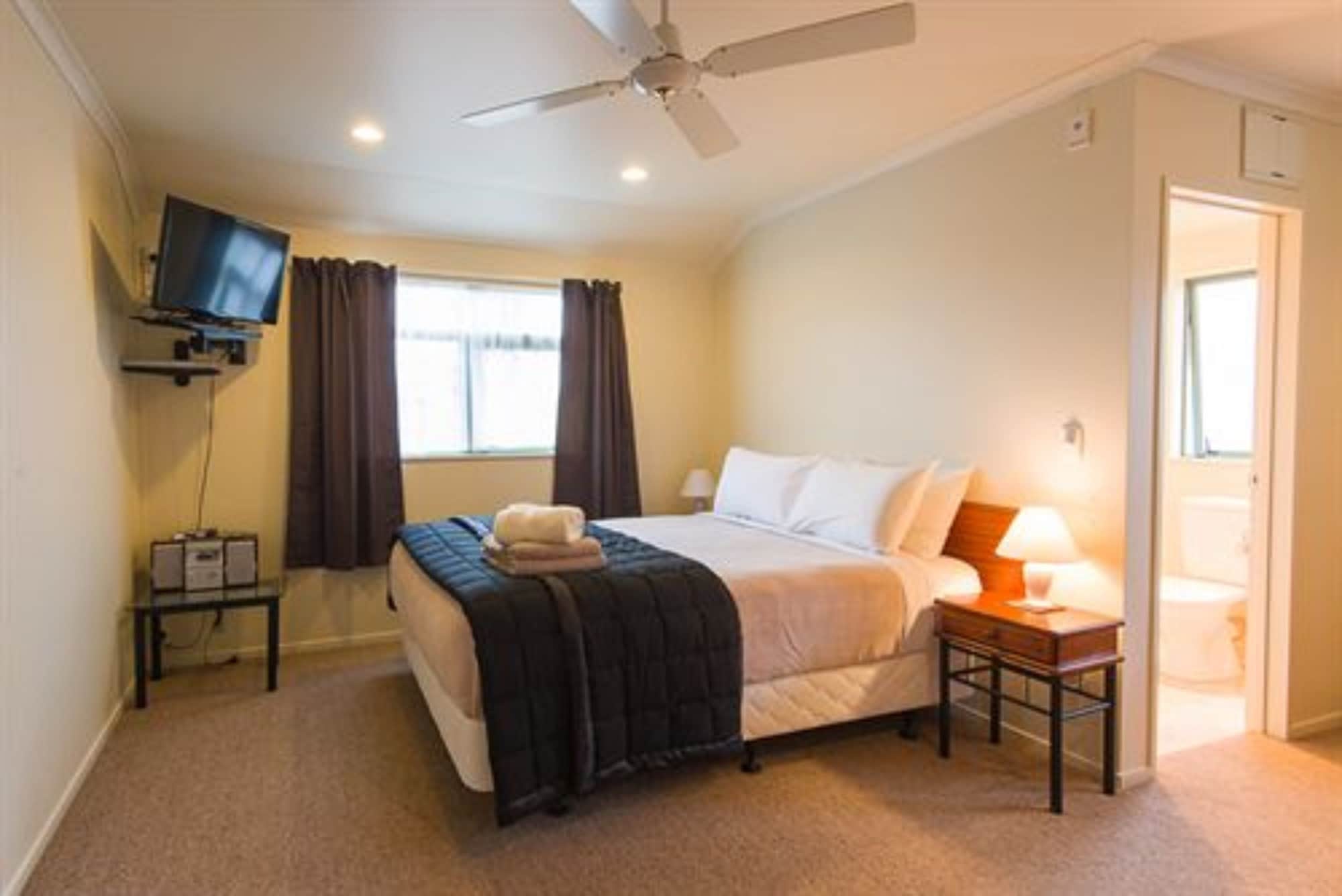 2 Bedrooms, Family, Apartment, 1 Single and 2 Queen Beds, Bathtub