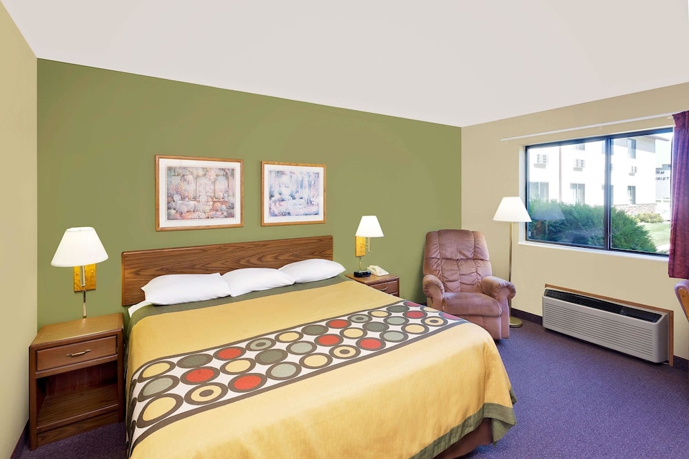 Super 8 by Wyndham Dyersville near Field of Dreams 7/36