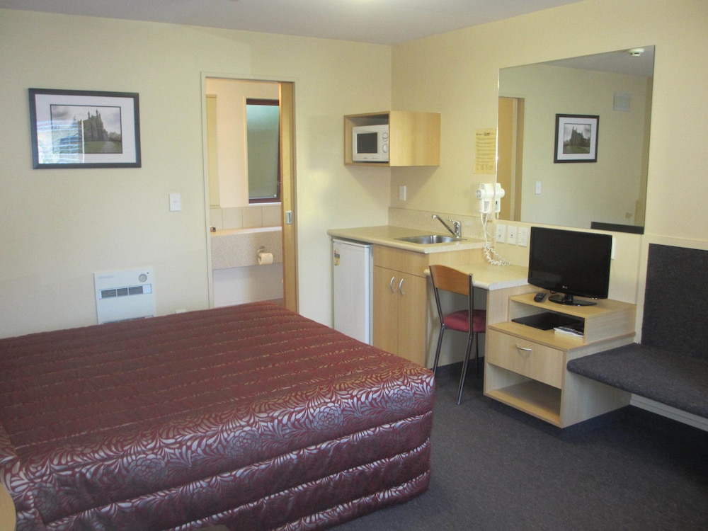 Alhambra Oaks Motor Lodge 19/41