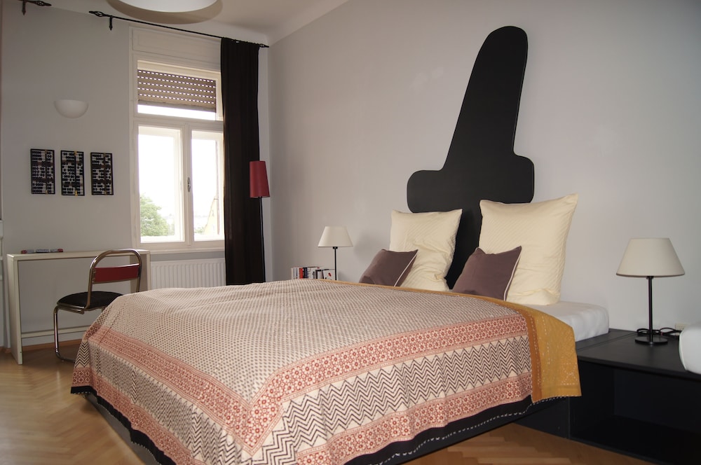 DESIGN, STUDIO, QUEEN BED