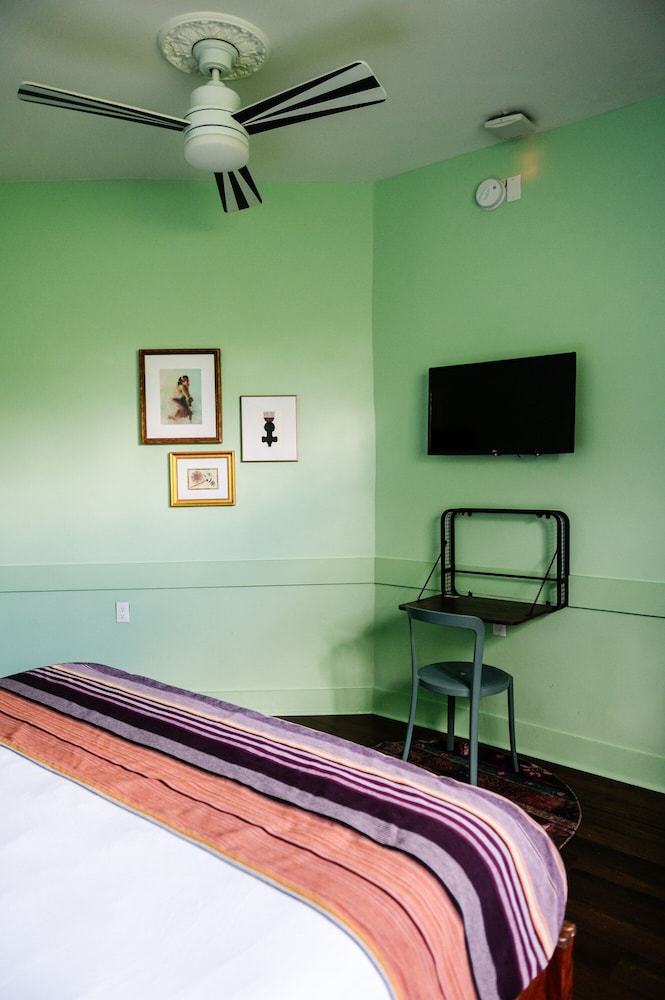 SUITE, KING BED