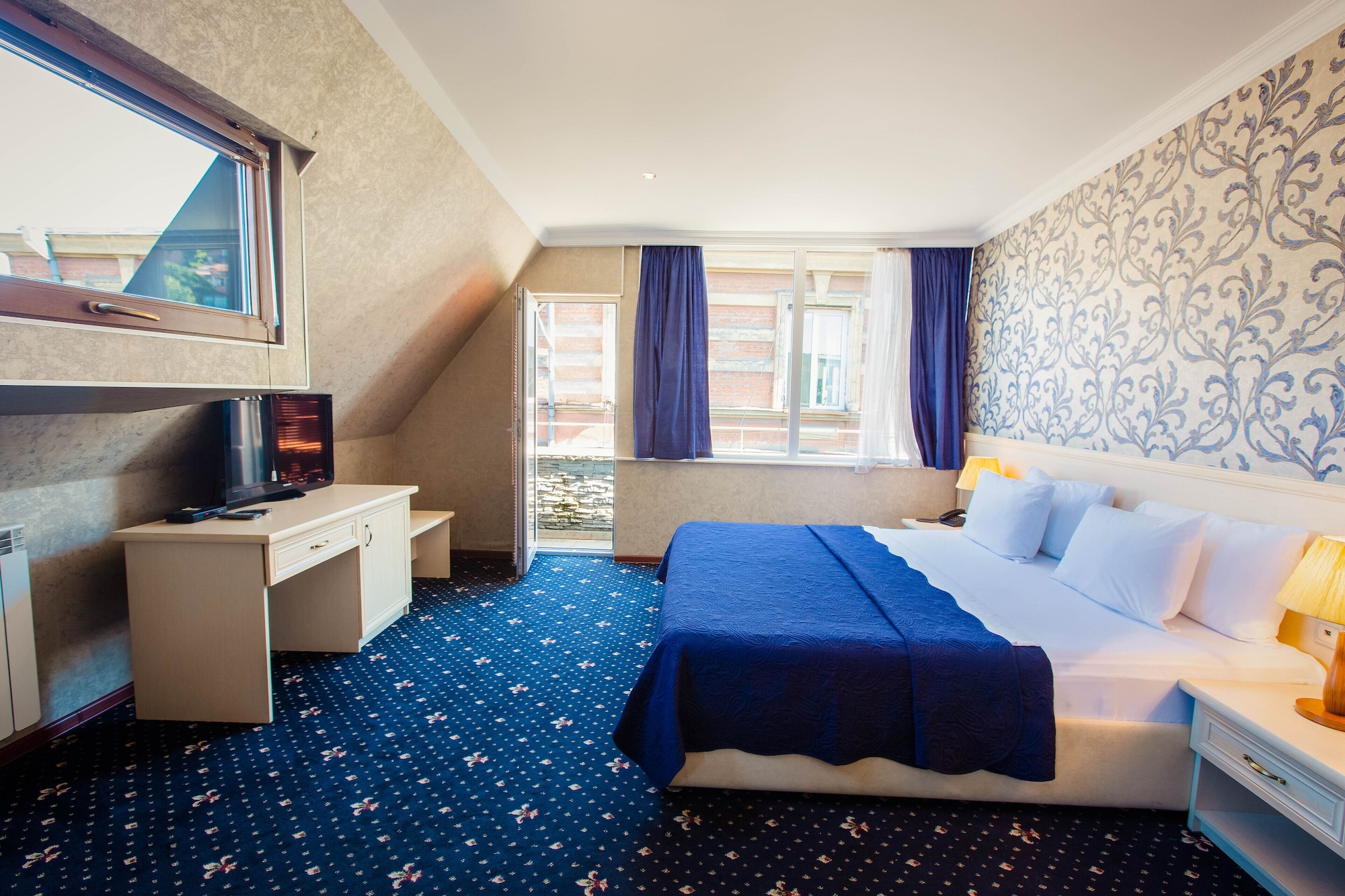 DELUXE, DOUBLE BED