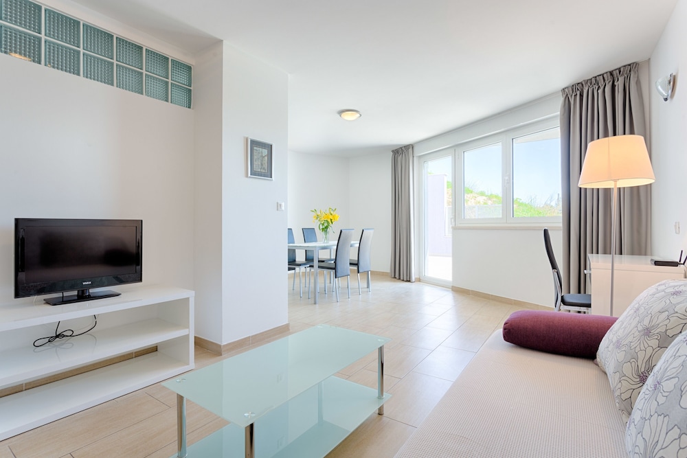 Adriatic Queen Apartments 71/81