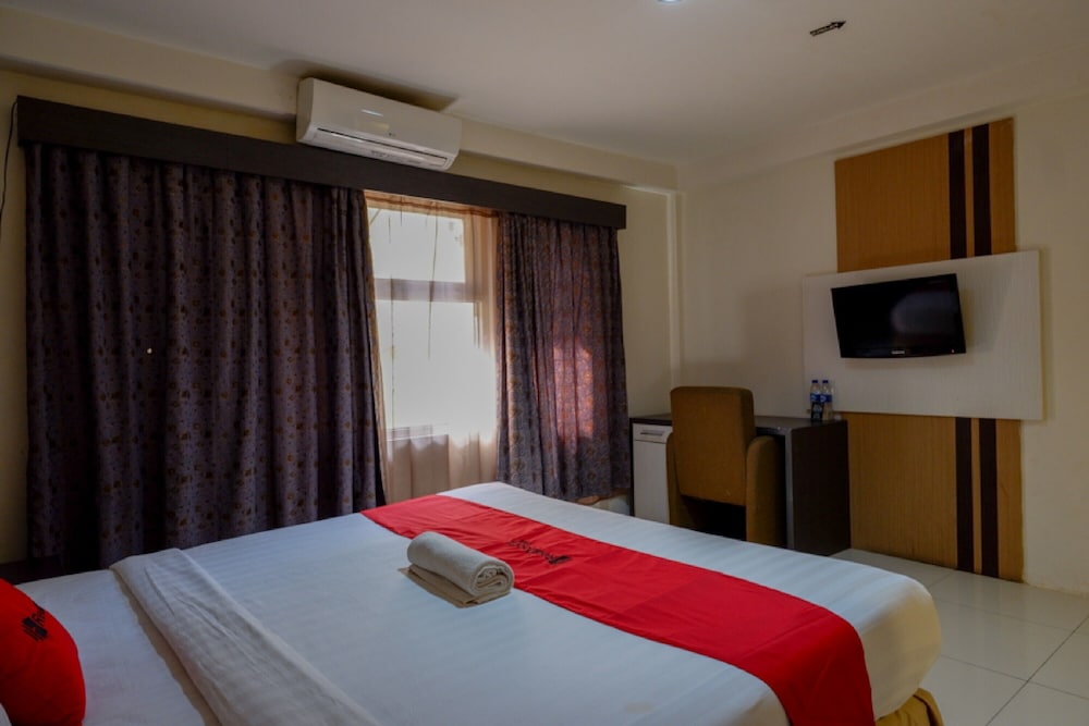 RedDoorz Plus near Hotel Benua Kendari 11/23
