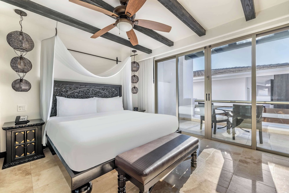 JUNIOR SUITE, KING BED, PARTIAL POOL VIEW, BALCONY