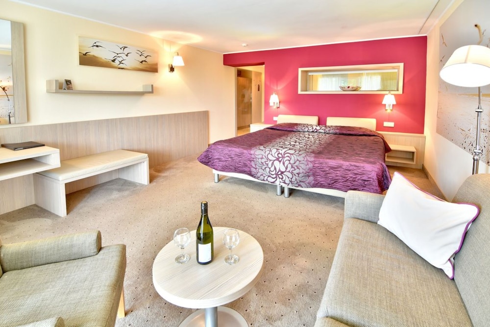 AMELIA HOTEL 30/45