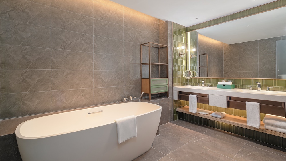 1 Bedroom, Business, Suite, King Bed, Bathtub, Holiday Inn Wenzhou Airport by IHG 3/3