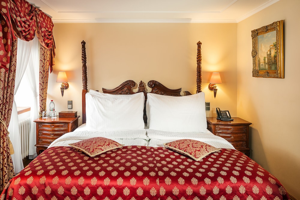 ROOM, DOUBLE BED