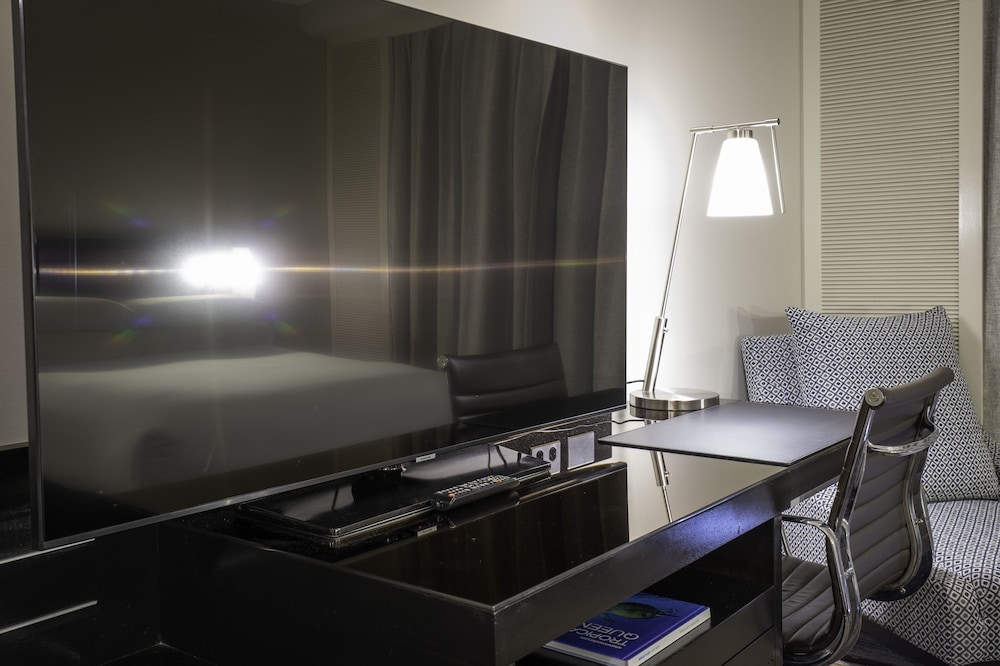 Hilton Cairns Hotel 72/85