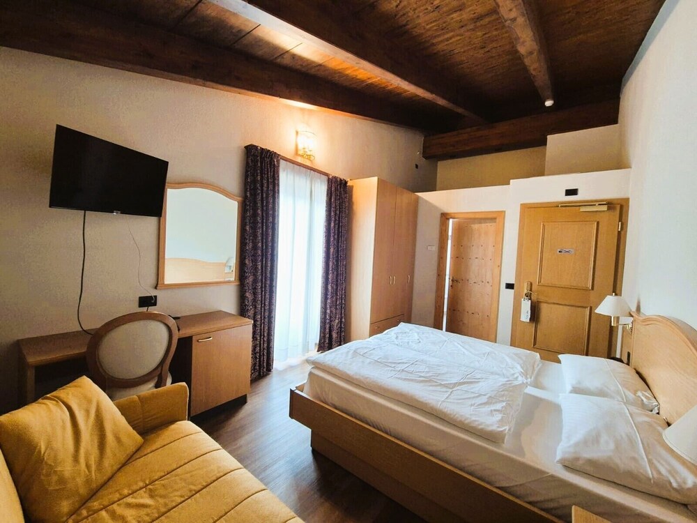 Comfort, Queen Bed, Sofa