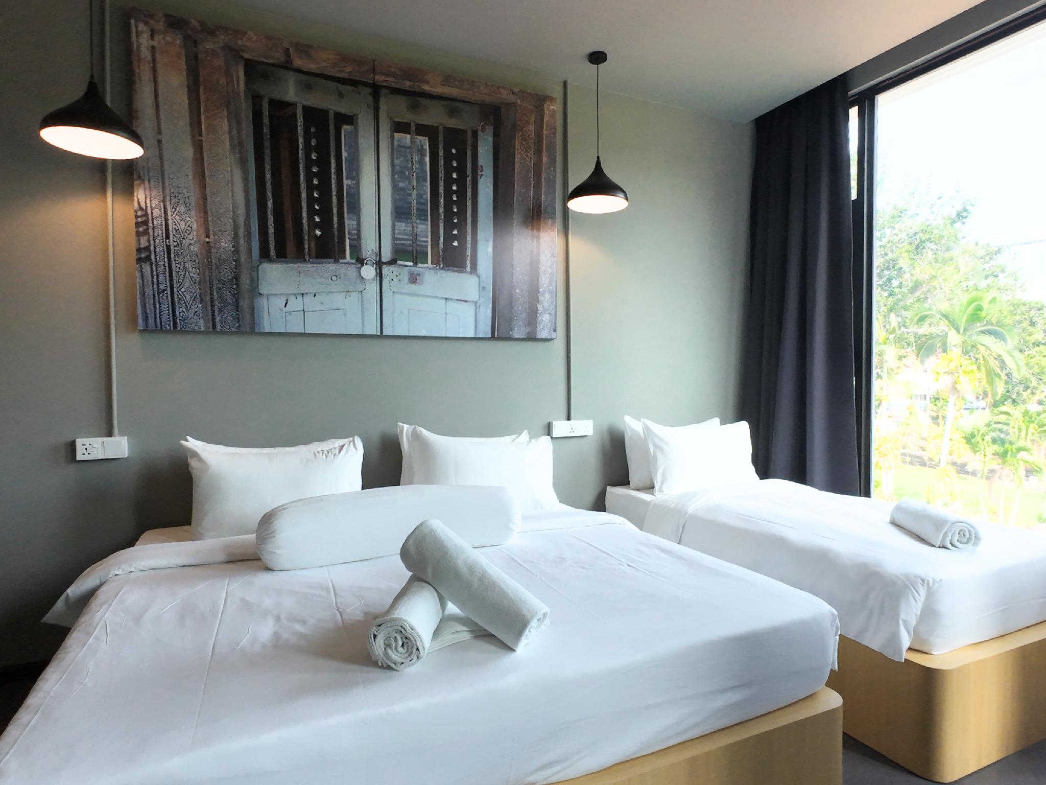 ROOM, TRIPLE, 1 QUEEN AND 1 SINGLE BED