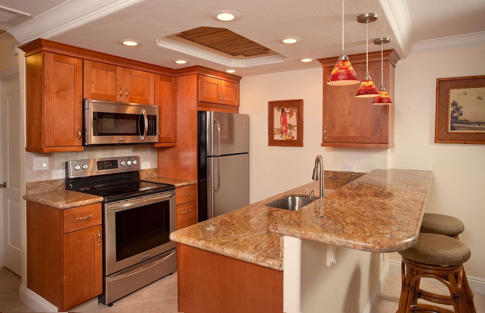 Lahaina Shores Beach Resort 38/57