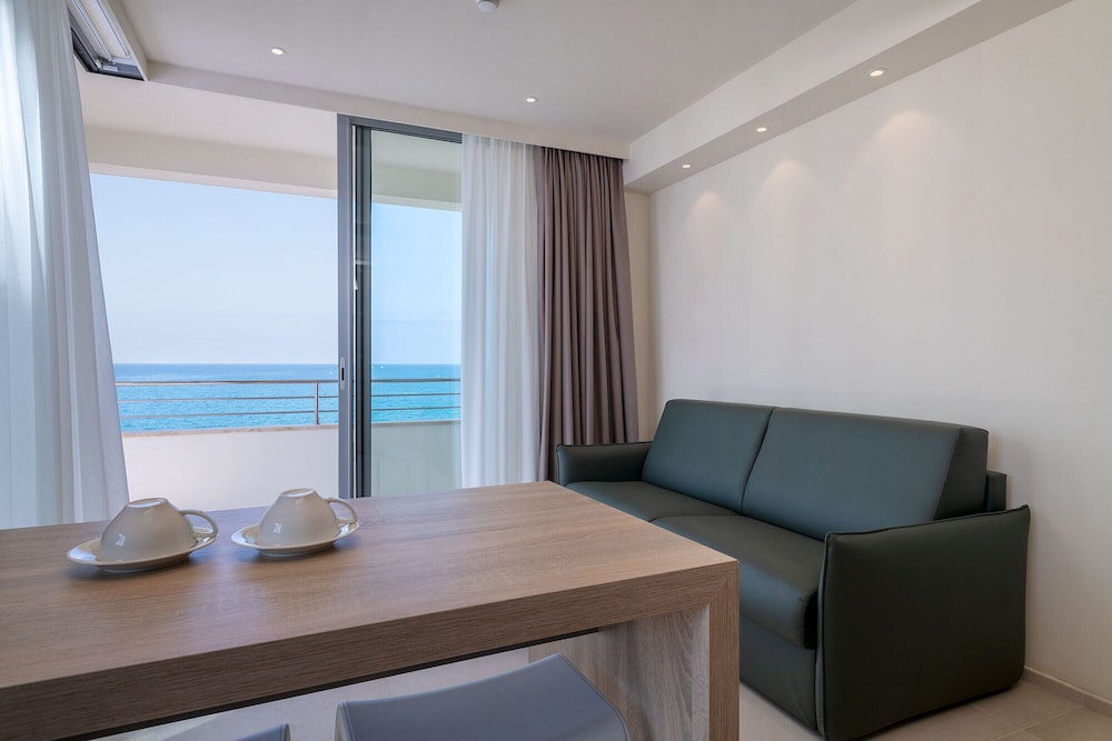 Palace Lido Hotel and Suites 27/33