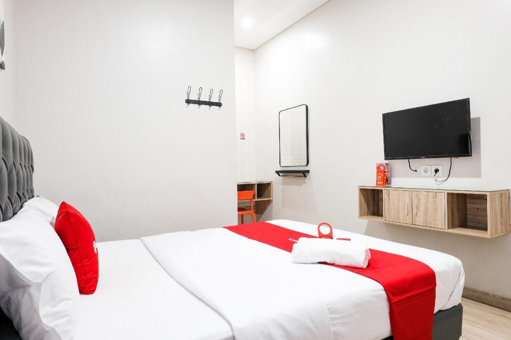 RedDoorz near Ciputra Golf Surabaya 15/50