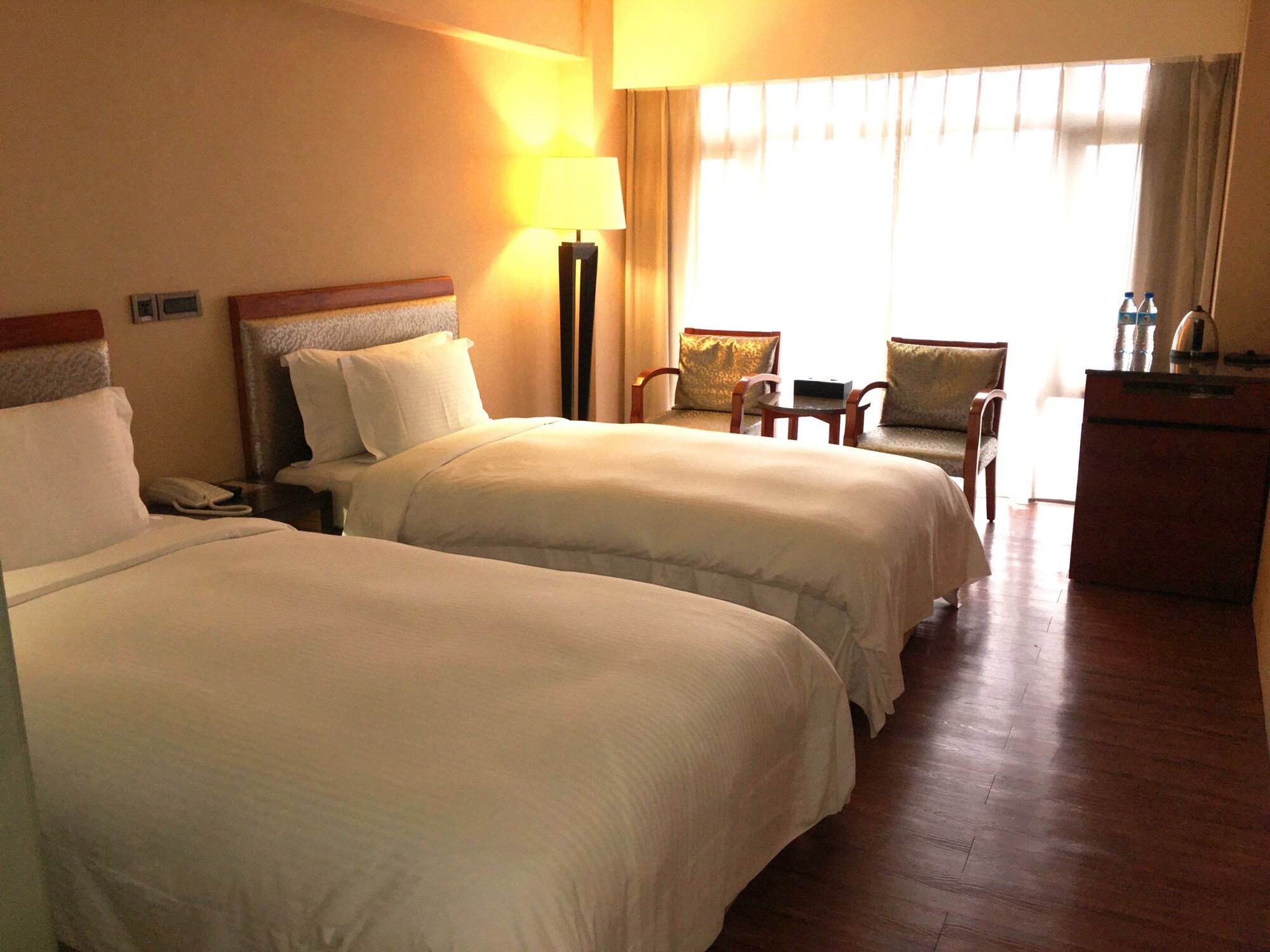 LUXURY, TWIN BEDS